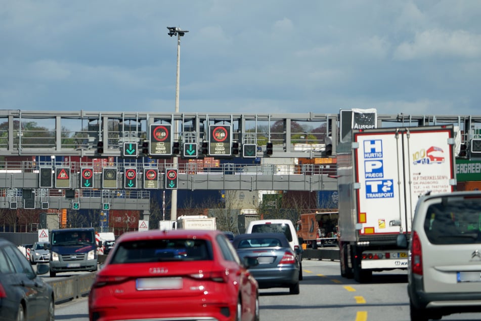 Vor dem Hamburger Elbtunnel haben sich erste Staus gebildet. (Archivbild)