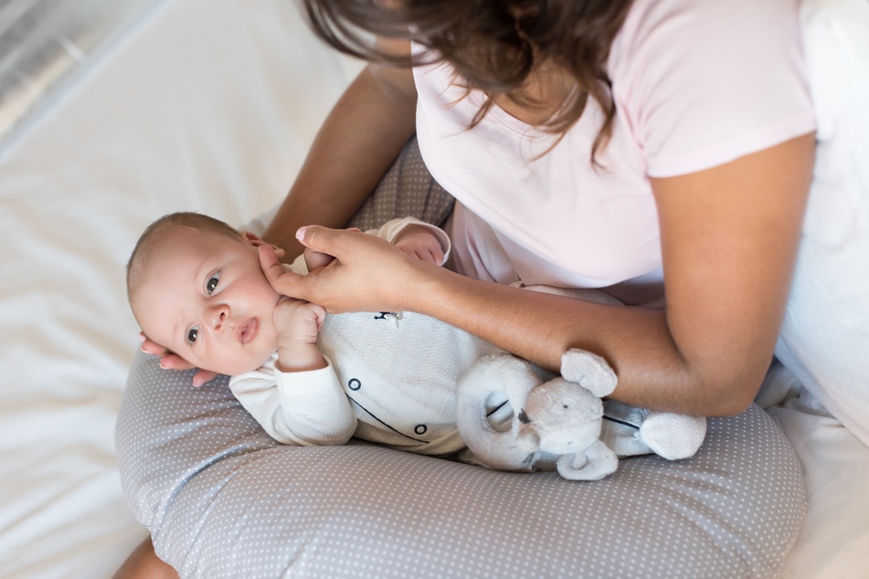 Geschenke zur Geburt erfreuen die Eltern: Ein Stillkissen unterstützt nicht nur bei der Trinkmahlzeit, es ist auch eine prima Stütze beim Liegen und Sitzen.