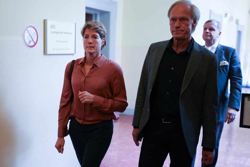 Christina Block (l.) und ihr Lebensgefährte Gerhard Delling (M.) sowie ihr Verteidiger Otmar Kury (r.) gehen in der Mittagspause im Prozess wegen mutmaßlicher Kindesentführung über den Flur vor dem Sitzungssaal im Strafjustizgebäude.