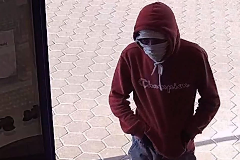 Wer hat etwas gesehen? Maskierter Mann überfällt Tankstelle und verschwindet