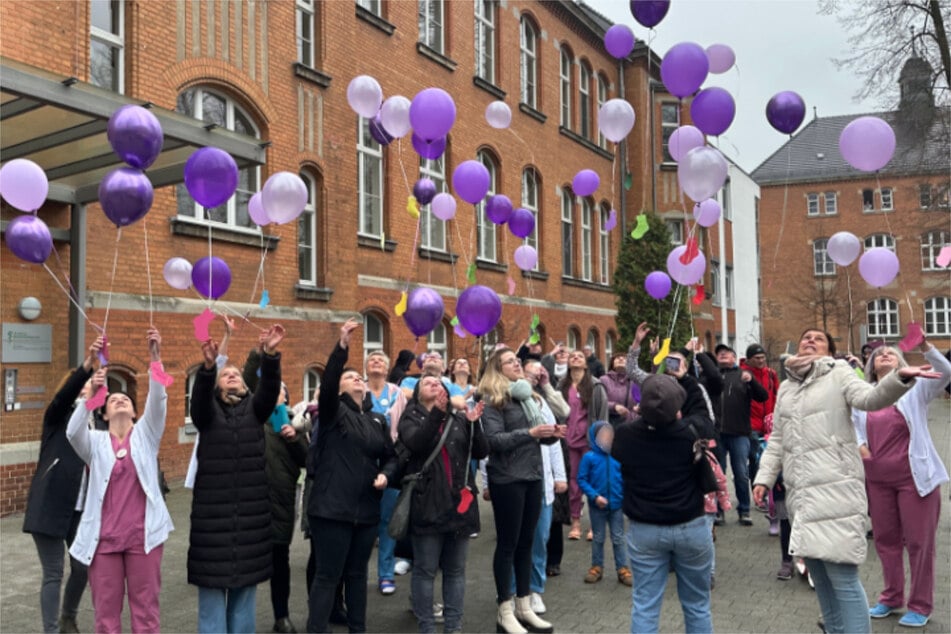 Als Zeichen für Hoffnung und Stärke ließen Mitarbeitende, Eltern und Besucher lilafarbene Ballons in den Himmel steigen.