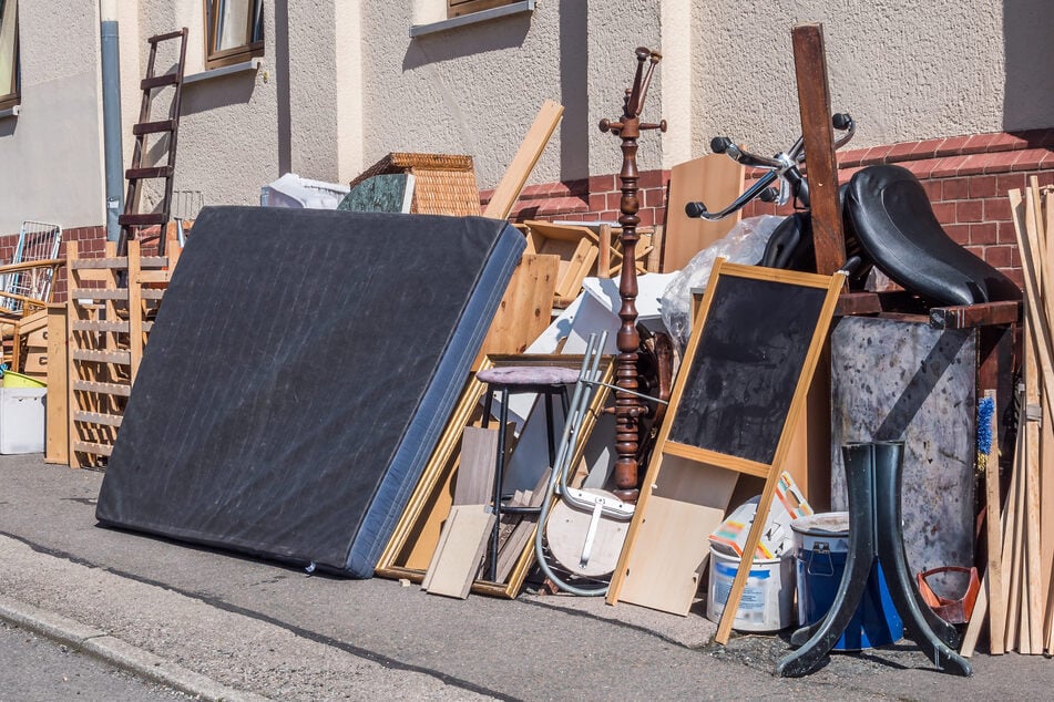 Sperrmüllaktionen sind meistens kein besonders schöner Anblick auf dem Fußweg. Bei privaten Sammlungen wird auch oft ein Großteil vom Müll nicht mitgenommen. (Symbolfoto)
