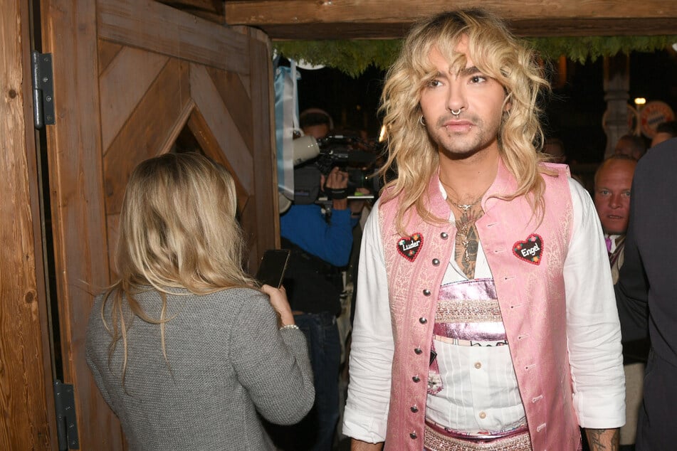 Nicht zu übersehen: In diesem pinken Outfit ging's für Bill Kaulitz (34) auf die Wiesn.