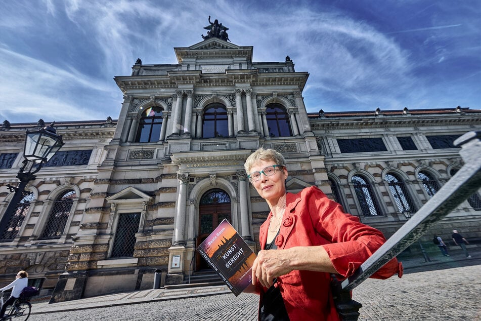 Beate Baum (61) vorm Albertinum, dem Tempel moderner Kunst - hier könnte auch Markus Zwönitz ausstellen. Der Roman "Kunstgerecht" ist bei epubli erschienen und kostet 16 Euro.