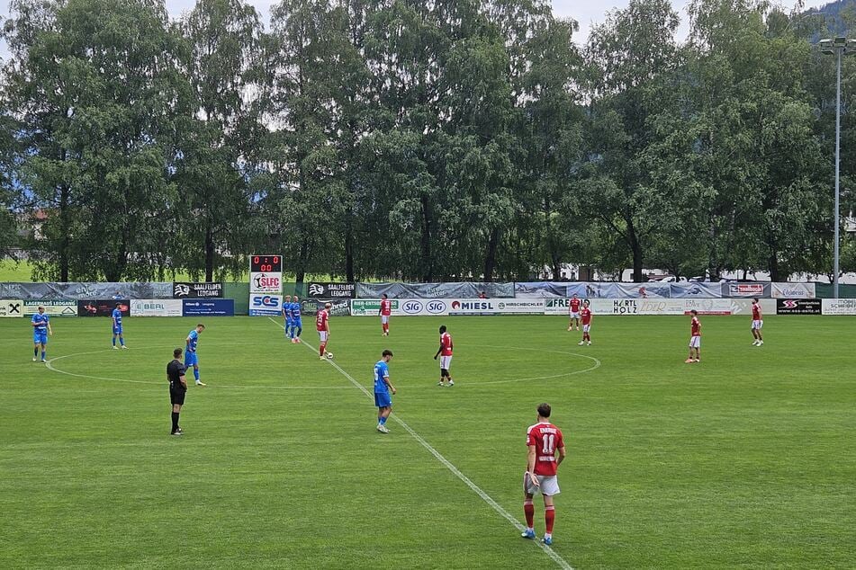 Die teams sind bereit für den Anpfiff.