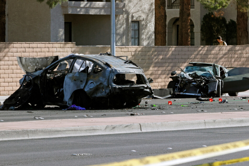 Die komplett zerstörte Corvette (r,), sowie der verbrannte Toyota, in der Tina Tintor (†23) mit ihrem Hund verbrannte.