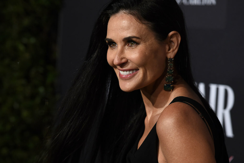 So kennt man sie: Demi Moore bei einem öffentlichen Auftritt mit langer, dunkler Haarpracht.