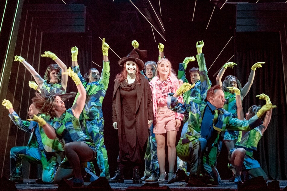 Die Ensemblemitglieder von "Wicked" proben auf der Bühne des Hamburger Stage Theaters.