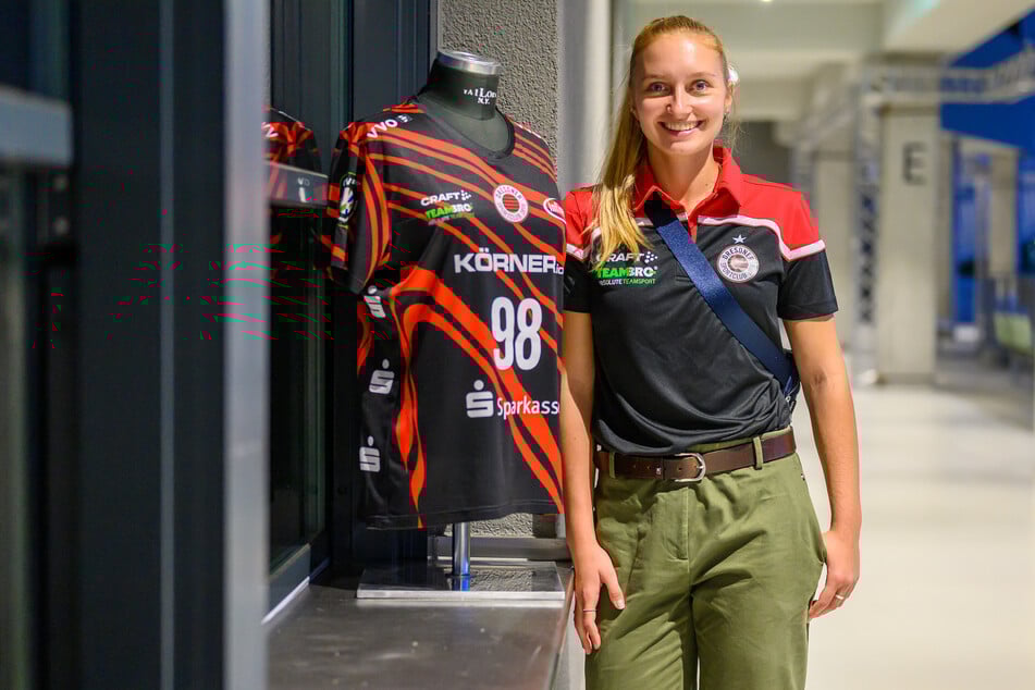 Nach ihrer WM-Teilnahme ist Patricia Nestler (24) schon wieder mittendrin beim DSC - und posiert mit dem neuen Dress für die Champions League.