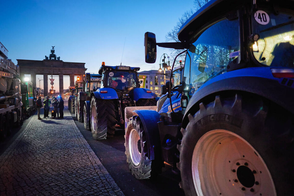 Am Morgenmorgen haben sich rund 200 Traktoren und Lastwagen am Brandenburger Tor eingefunden.