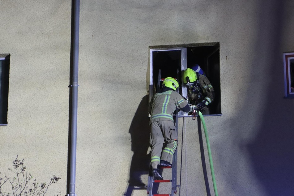 Über eine Drehleiter löscht die Feuerwehr den Wohnungsbrand in Berlin-Neukölln.