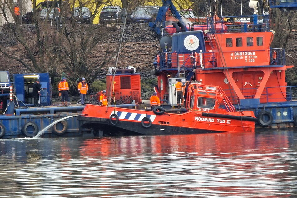 Am Donnerstagvormittag war das Wrack des Festmacherboots geborgen worden. Bereits am Mittwoch war es der Feuerwehr gelungen, das gesunkene Boot durch ein spezielles Sonargerät zu orten.