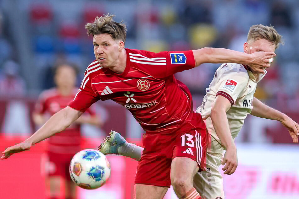 Von Fortuna-Angreifer Cedric Itten (links) wurde Dynamo-Abwehrspieler Jonas Sterner (rechts) im Gesicht getroffen.