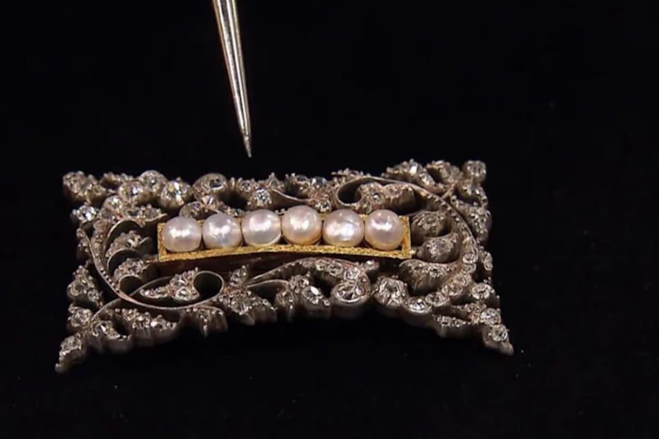Die mitgebrachte Brosche stammt aus der Zeit zwischen 1870 und 1890.