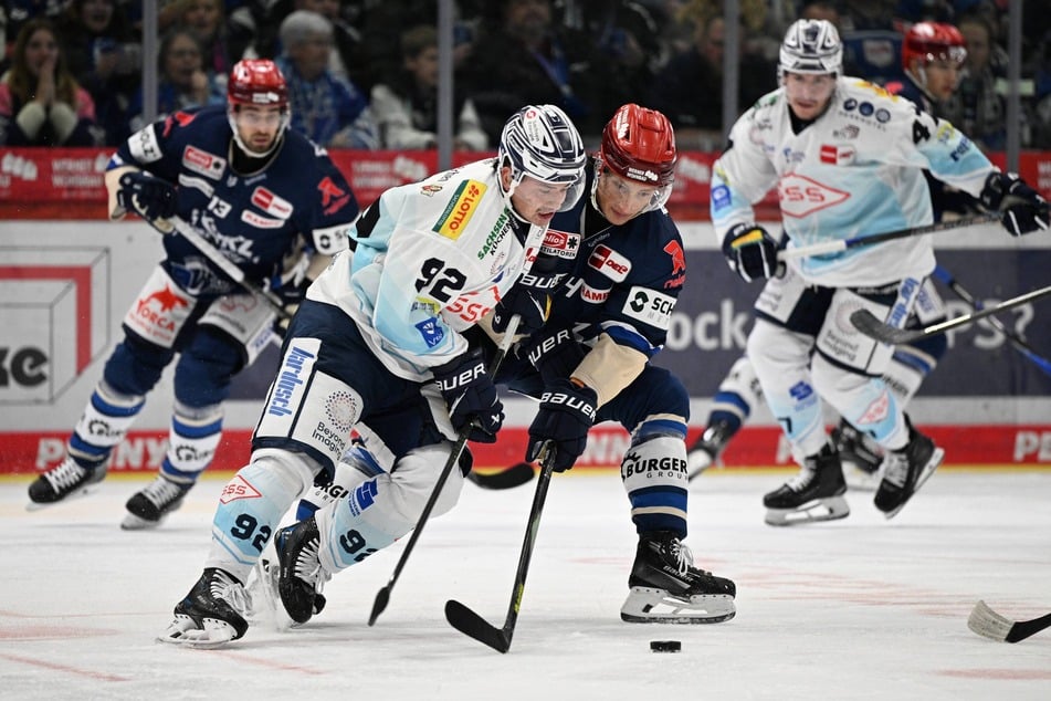 In Schwenningen stemmten sich Tomas Andres &amp; Co. (v.l.) gegen die Niederlage, aber am Ende stand es 1:4. Läuft's am Freitag besser?