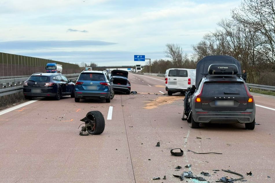 Auf der A9 sind am Freitagnachmittag mehrere Autos ineinander gekracht.