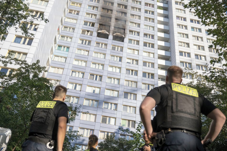 Polizisten beobachten das Geschehen.