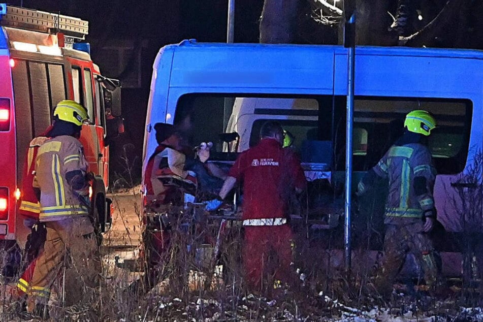 Rettungskräfte brachten die verletzte Person in den Krankenwagen.