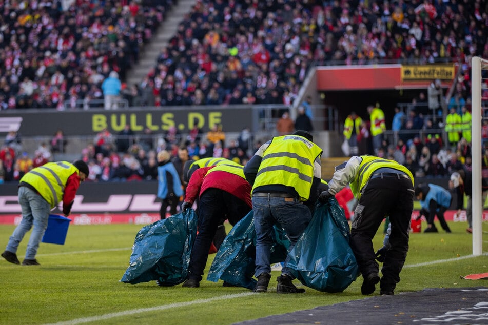 Viel zu tun hatten die Helfer im Kölner Stadion im Januar und Februar. Die Kölner Fans hatten aus Protest gegen einen Investoreinstieg in die Bundesliga Tennisbälle und Schokotaler auf den Rasen geworfen.