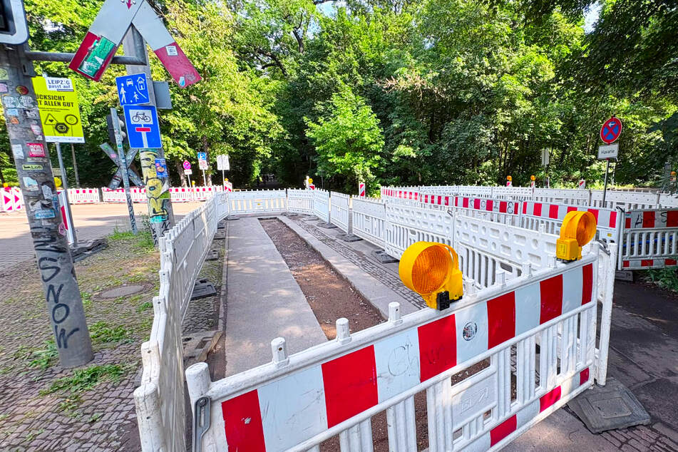 Schon jetzt wird am Parkeingang gearbeitet. Die Arbeiten an den Wasserleitungen wurden nach einer Havarie vorverlegt.