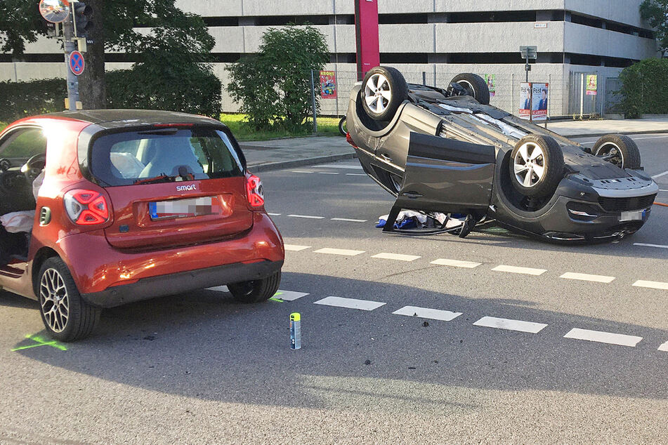 Opel-Fahrer fährt über rote Ampel: Auto landet nach Crash auf Dach