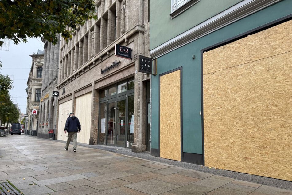 Am Anger in Erfurt sind die Schaufenster mehrerer Einzelhändler mit Holzplatten verbarrikadiert.