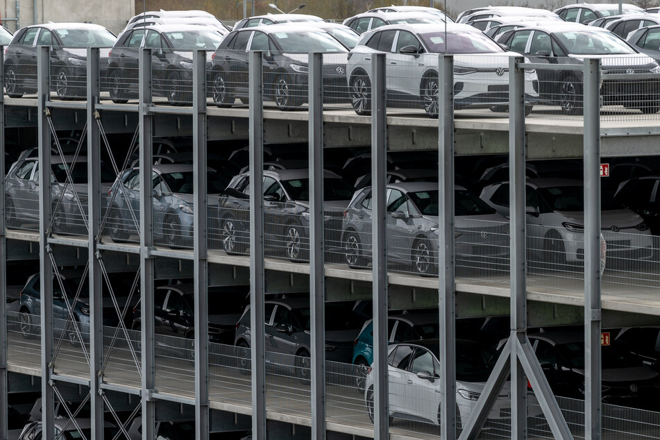 Neuwagen der neuen elektrischen Fahrzeuge ID.4 und ID.3 von Volkswagen parken in einem Parkhaus im Volkswagen Werk Zwickau. Das Corona-Tief in den Verkäufen schien bei VW zuletzt schon überwunden.