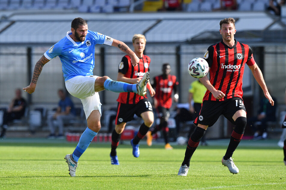 David Abraham (r.) könnte die Eintracht bereits in der Winterpause verlassen.