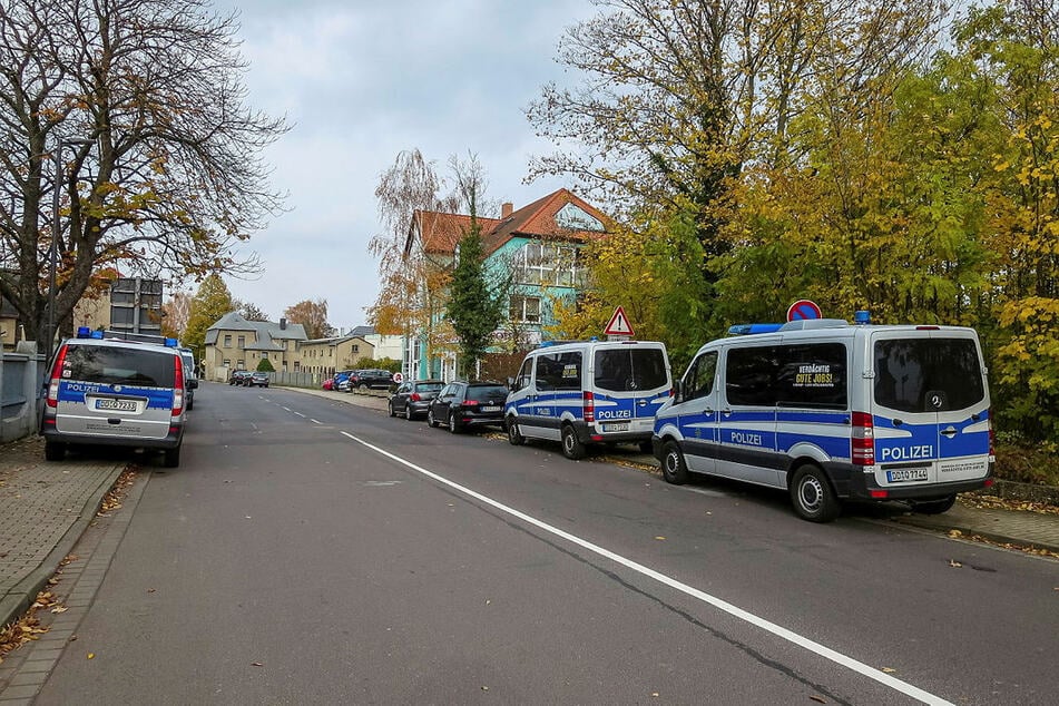 Polizeifahrzeuge stehen vor einem Ärzte-Anwesen im Leipziger Umland - sichergestellt wurden Akten und Datenträger.