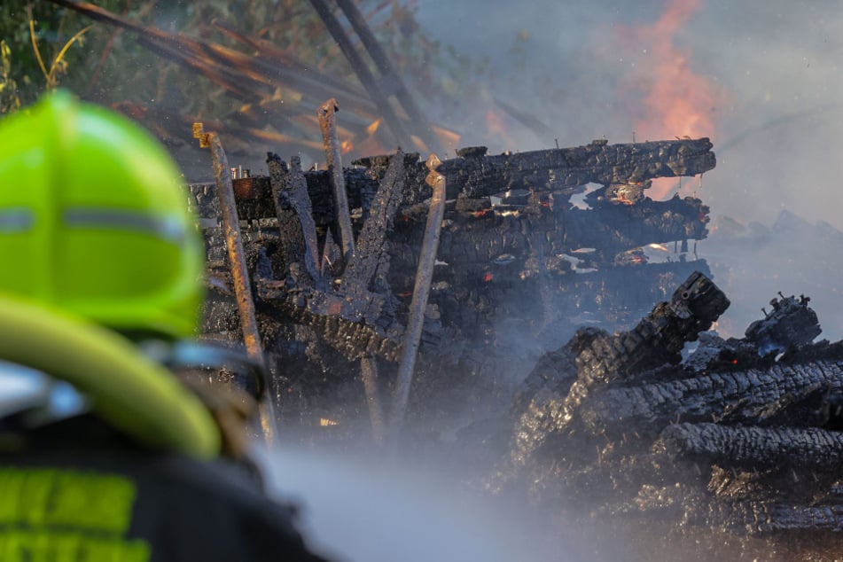 Riesige Rauchwolke über St. Egidien: Palettenstapel lichterloh in Flammen