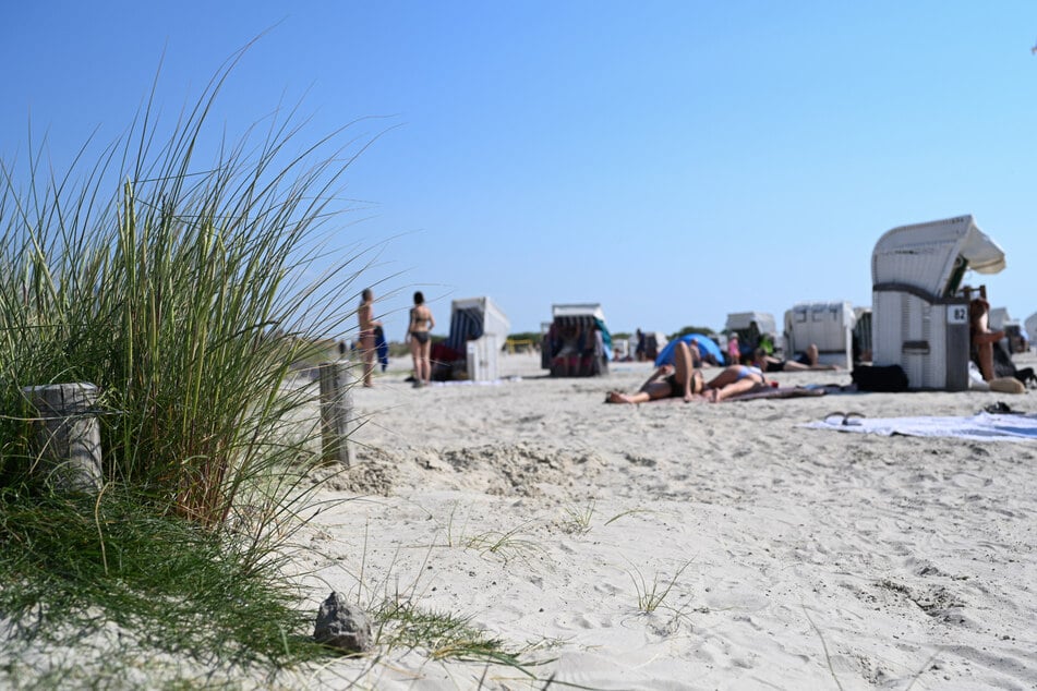 Auch zahlreiche Tagesgäste genießen das sonnige Wetter am Nordseestrand.