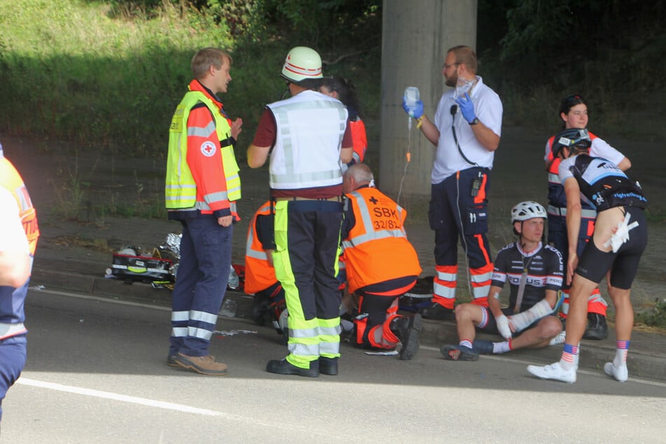 Ein Radrennen in Baden-Württemberg endete in einem Massencrash und mit Dutzenden Verletzten.