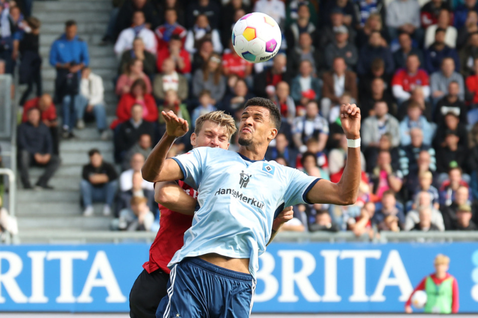 HSV-Knipser Robert Glatzel (r.) hatte in der BRITA-Arena kein Glück beim Abschluss, blieb erneut ohne Tor.