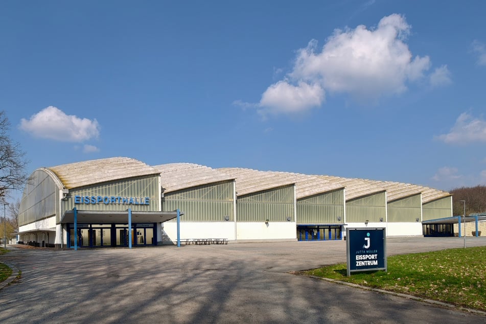 Auch das Dach der Wettkampfhalle im Jutta-Müller-Eissportzentrum muss dringend repariert werden.