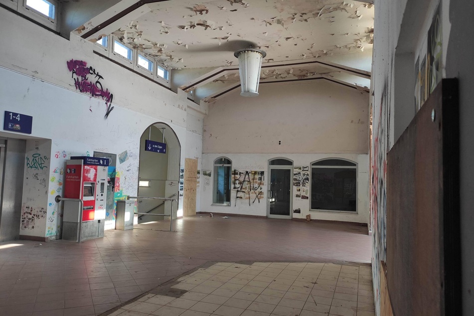 Ein Blick in das Werdauer Bahnhofsgebäude zeigt: Hier will sich kein Fahrgast länger als nötig aufhalten.