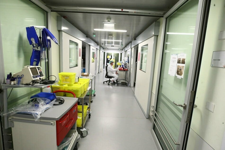 In den Krankenhäusern in Niederbayern gelten die Kapazitäten der Intensivstationen annähernd als erschöpft. (Symbolbild)