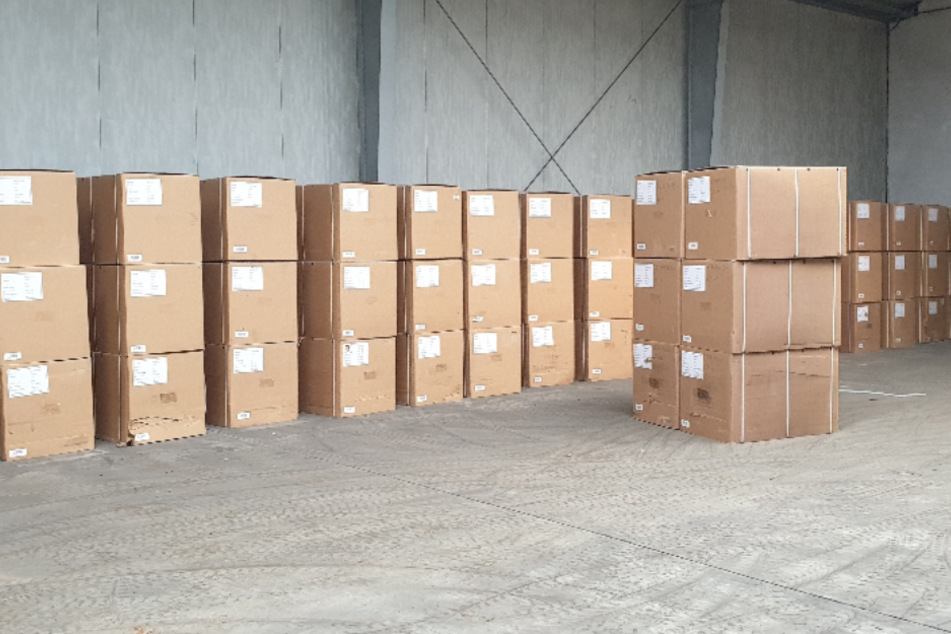 Paket an Paket reihte sich in den Lagerhallen.