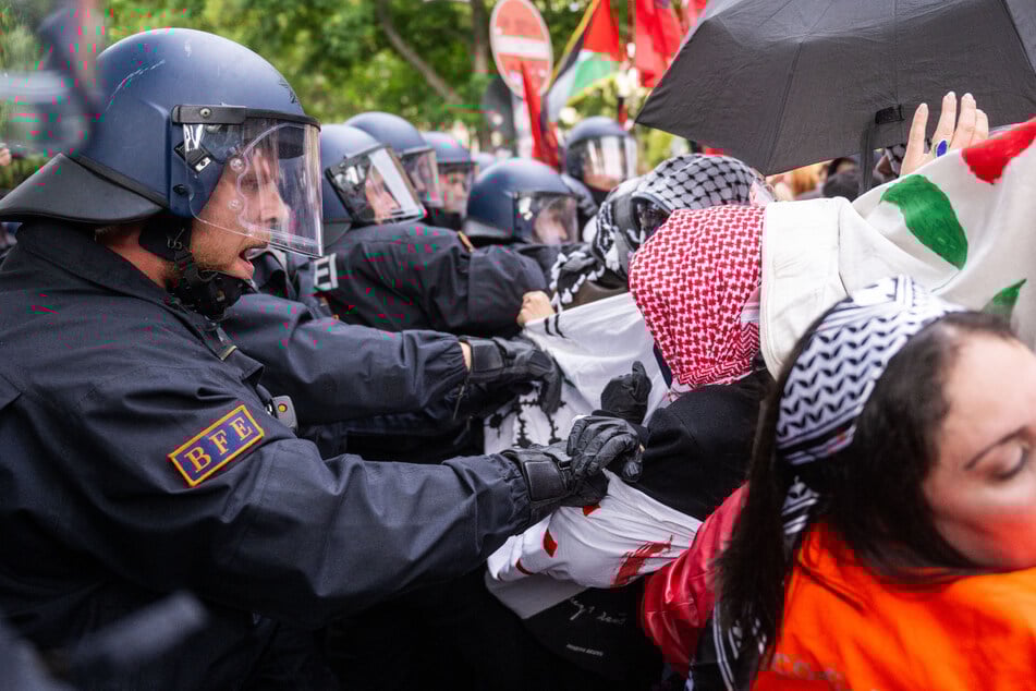 Die Polizei hatte gegen teils wütende Demonstranten alle Hände voll zu tun.