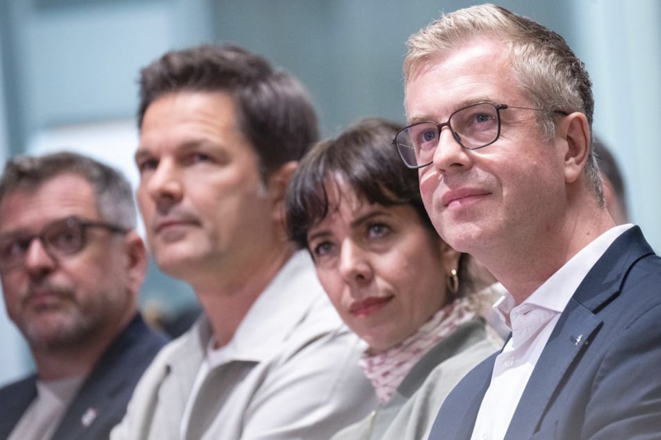 Finanzsenator Stefan Evers (47, CDU, r.) hat Grünen und SPD ein Gesprächsangebot gemacht.