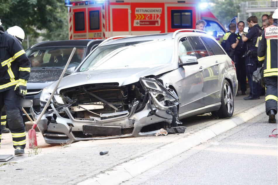 Der Mercedes, mit dem die 21-Jährige offenbar viel zu schnell unterwegs war, löste einen Massen-Crash aus.