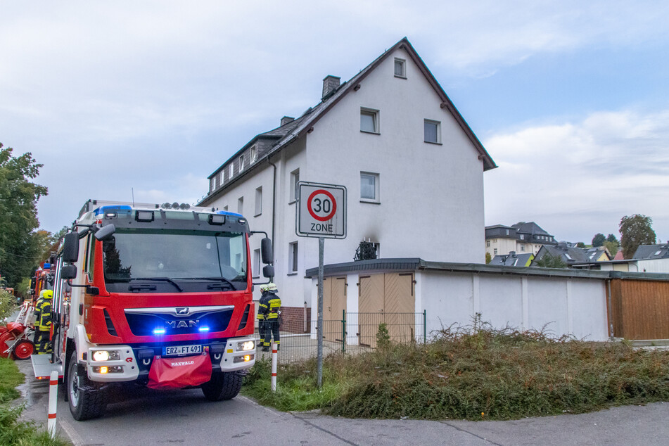 Am heutigen Samstag rückte die Feuerwehr zu einem Mehrfamilienhaus in Thalheim aus. Dort brannte im Erdgeschoss eine Küche.
