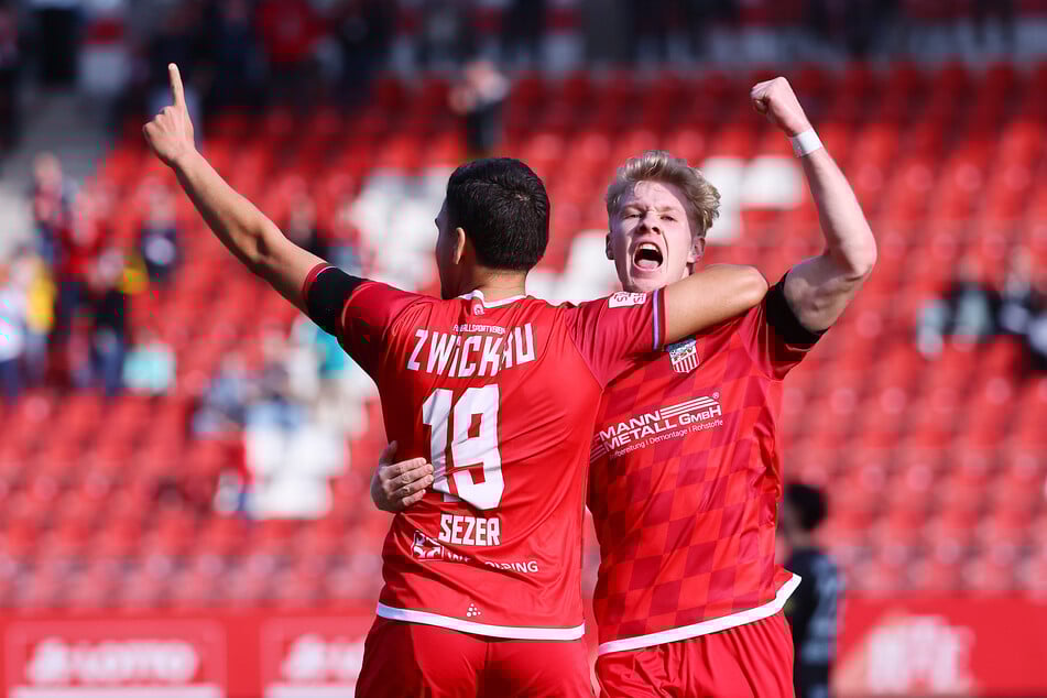 Jubel beim FSV Zwickau nach dem Treffer von Cemal Sezer zum 1:0.