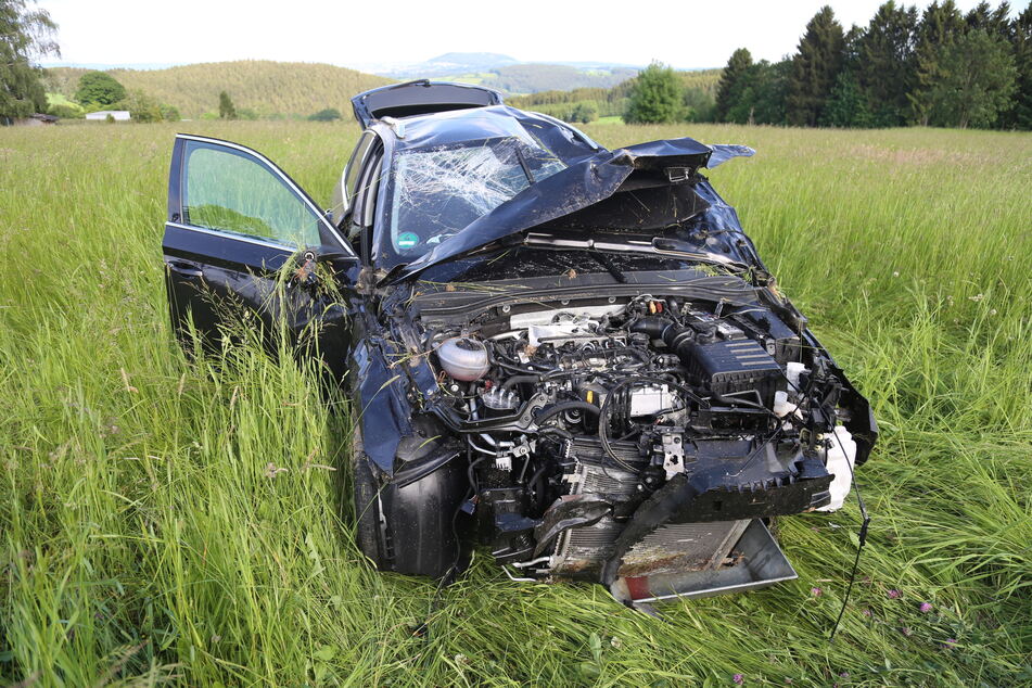 Der Fahrer wurde schwer verletzt ins Krankenhaus gebracht.