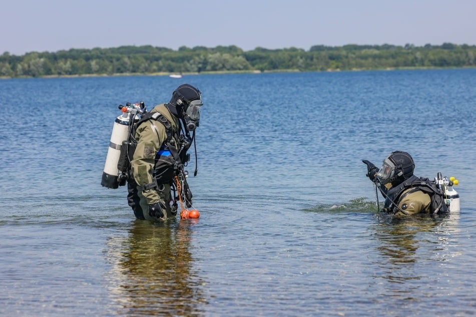 Taucher bei der Suche nach dem vermissten 53-Jährigen im Cospudener See. Zahlreiche Suchaktionen hatte die Polizei im Sommer nach dem Mann durchgeführt, allerdings ohne Erfolg.