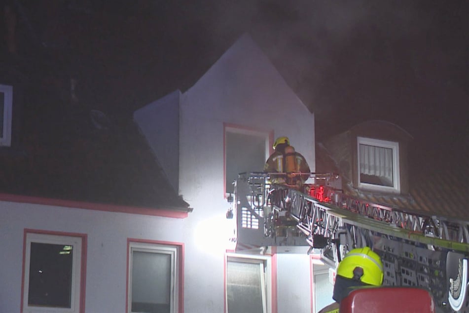 Eine Mutter und ihre fünf Kinder mussten bei einem Küchenbrand in Delmenhorst aus ihrer Wohnung gerettet werden.