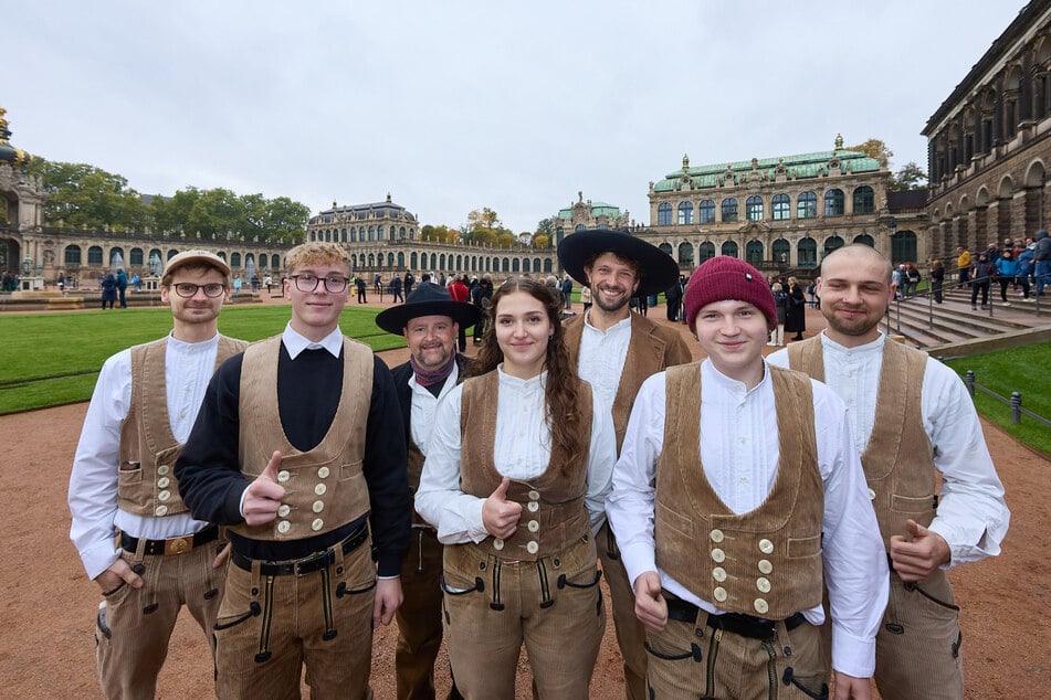 Die Steinmetze und Steinbildhauer Laszlo, Finn, Martin, Linda, Clemens, Joost und Thore haben bei den Arbeiten mitgewirkt (v.l.n.r.).