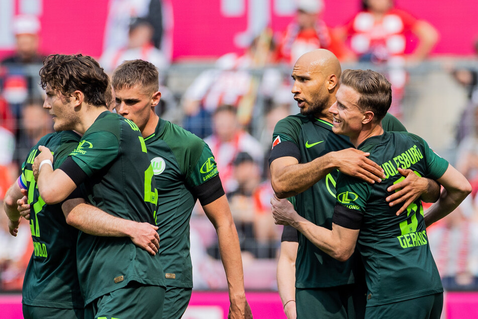 Er schoss sein Team zum Sieg: Wolfsburgs Yannick Gerhardt (r.) freute sich über sein Tor zum 1:0.