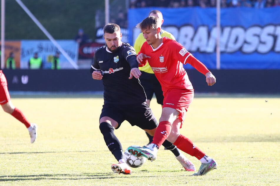 CFC-Spieler Niclas Erlbeck (32, l.) foulte Jonas Dittrich (21) beim Bezirksderby so heftig, dass er die rote Karte sah.