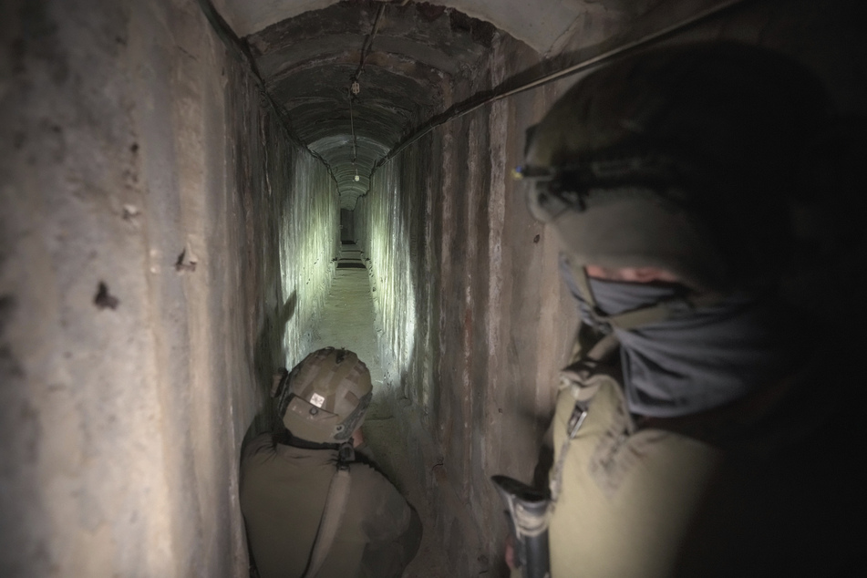 Israelische Soldaten zeigen den Medien einen unterirdischen Tunnel, der unter dem Schifa-Krankenhaus in Gaza-Stadt gefunden wurde.