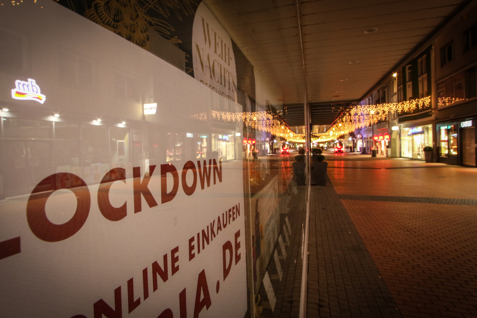 Hessen, Gießen: Menschenleer ist die Einkaufsstraße "Seltersweg" in Gießen am Abend.